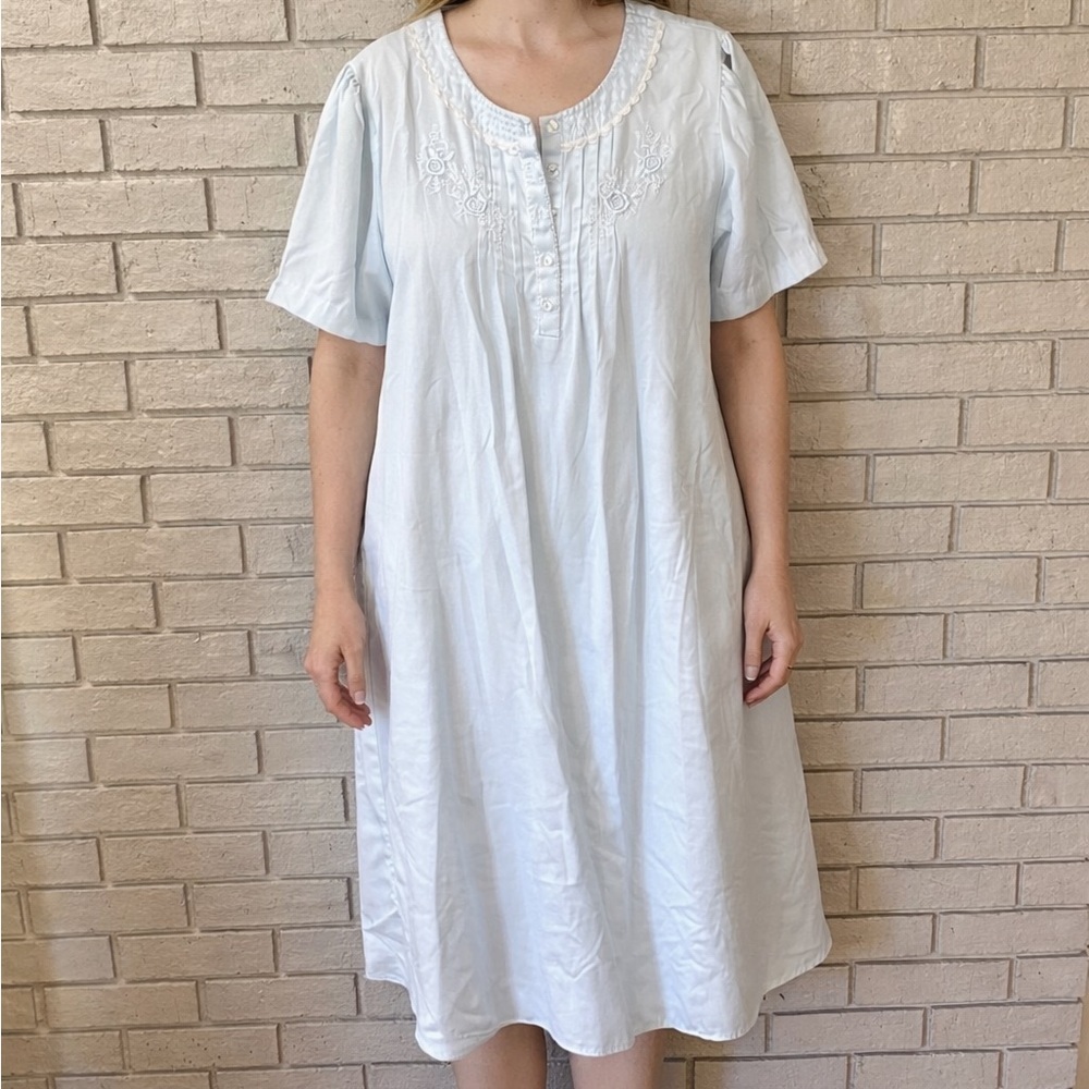 Vintage Miss Elaine Light Blue Embroidered neck Nightgown size large Good